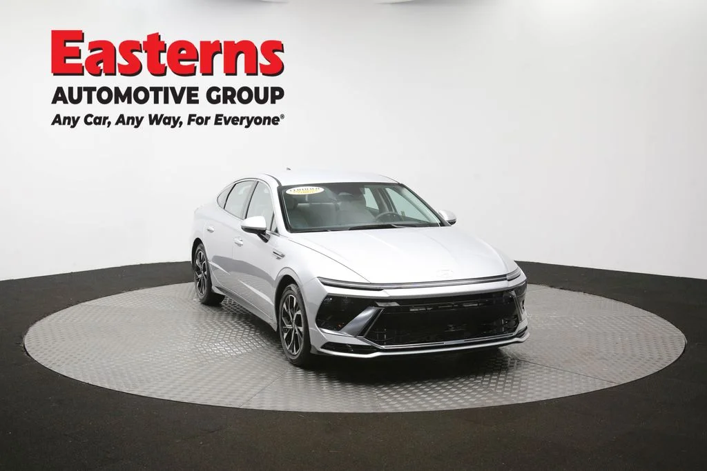 Used 2025 Silver Hyundai SEL image 51