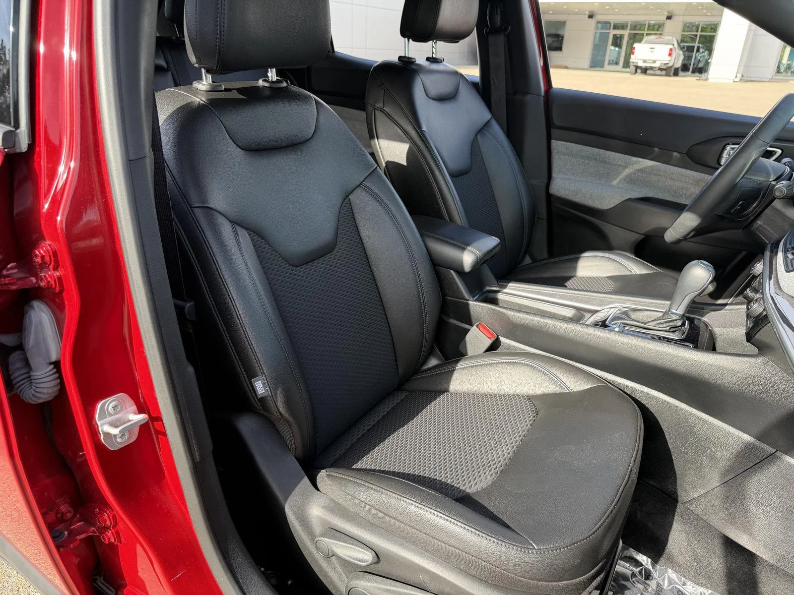Used 2025 Red Hot Pearlcoat Jeep Latitude image 20