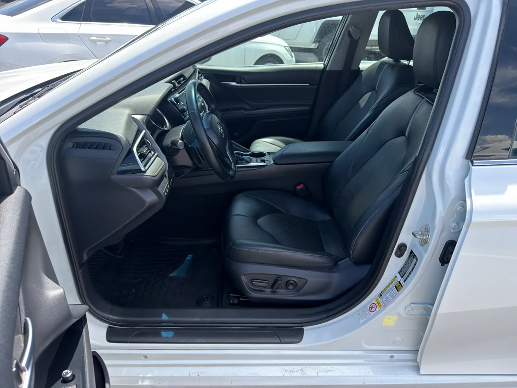 Used 2018 Super White Toyota XSE V6 image 9