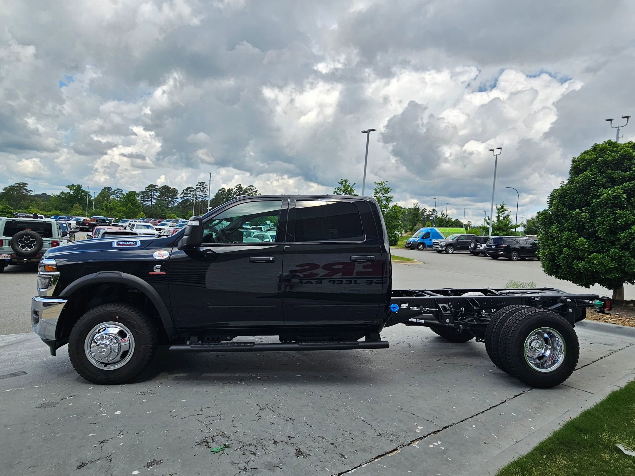 New 2026 Diamond Black Crystal Pearl-Coat Exterior Paint RAM Tradesman image 4