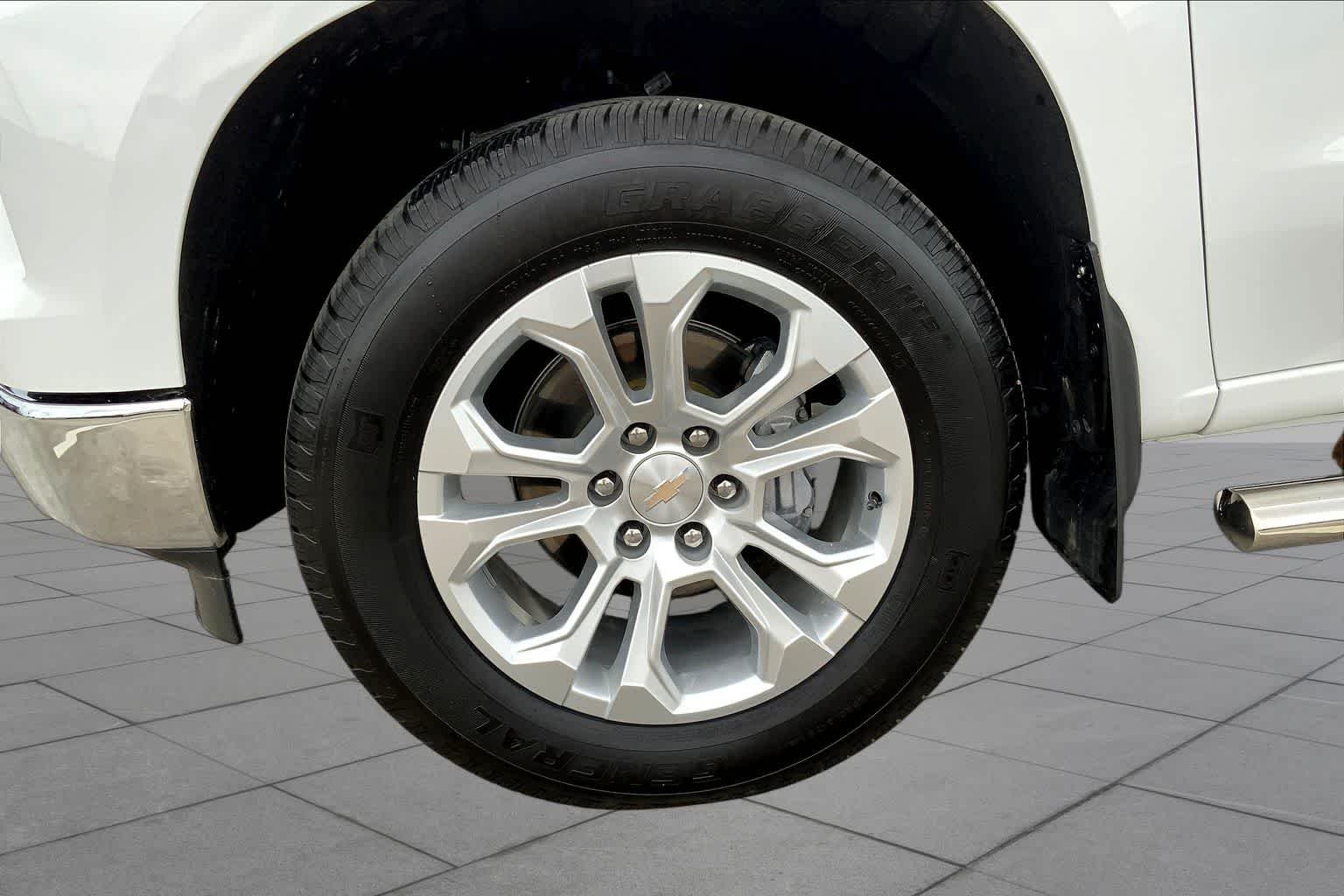 Used 2024 Summit White Chevrolet LTZ image 10