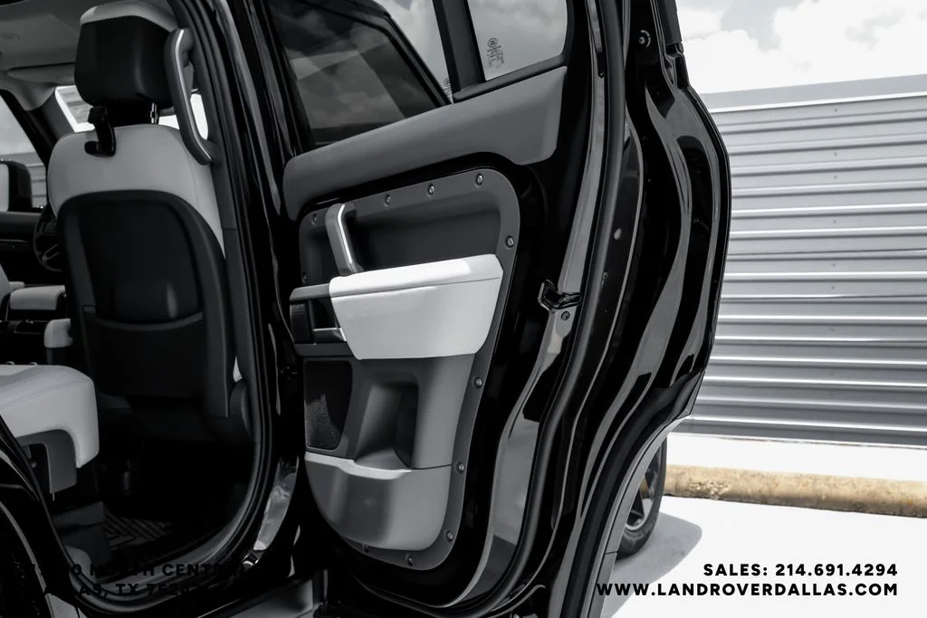 New 2026 Santorini Black Metallic Land Rover X-Dynamic SE image 41