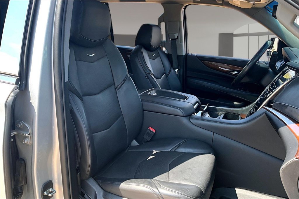 Used 2019 Silver Cadillac Luxury image 7