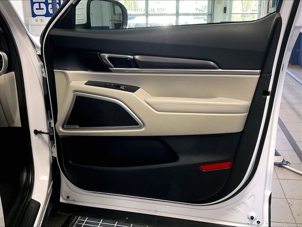 Used 2023 White Kia S image 12