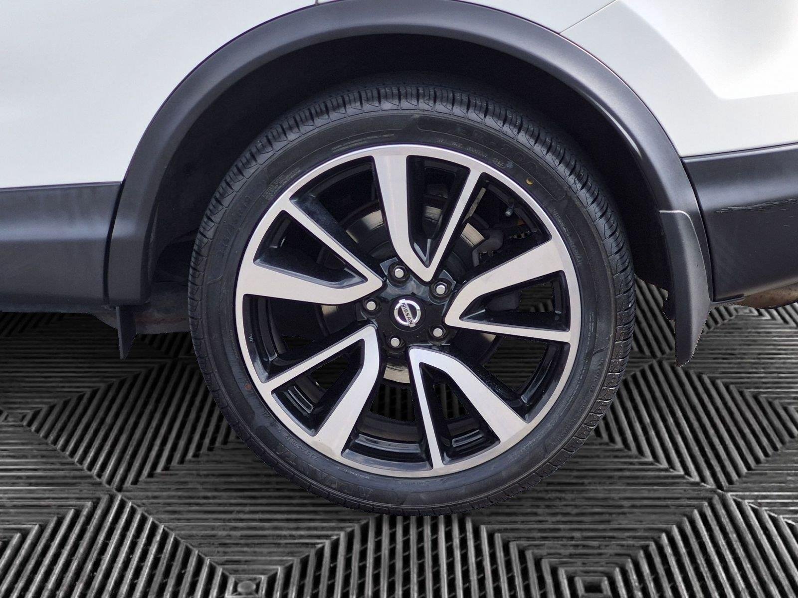 Used 2018 Pearl White Nissan SL image 37