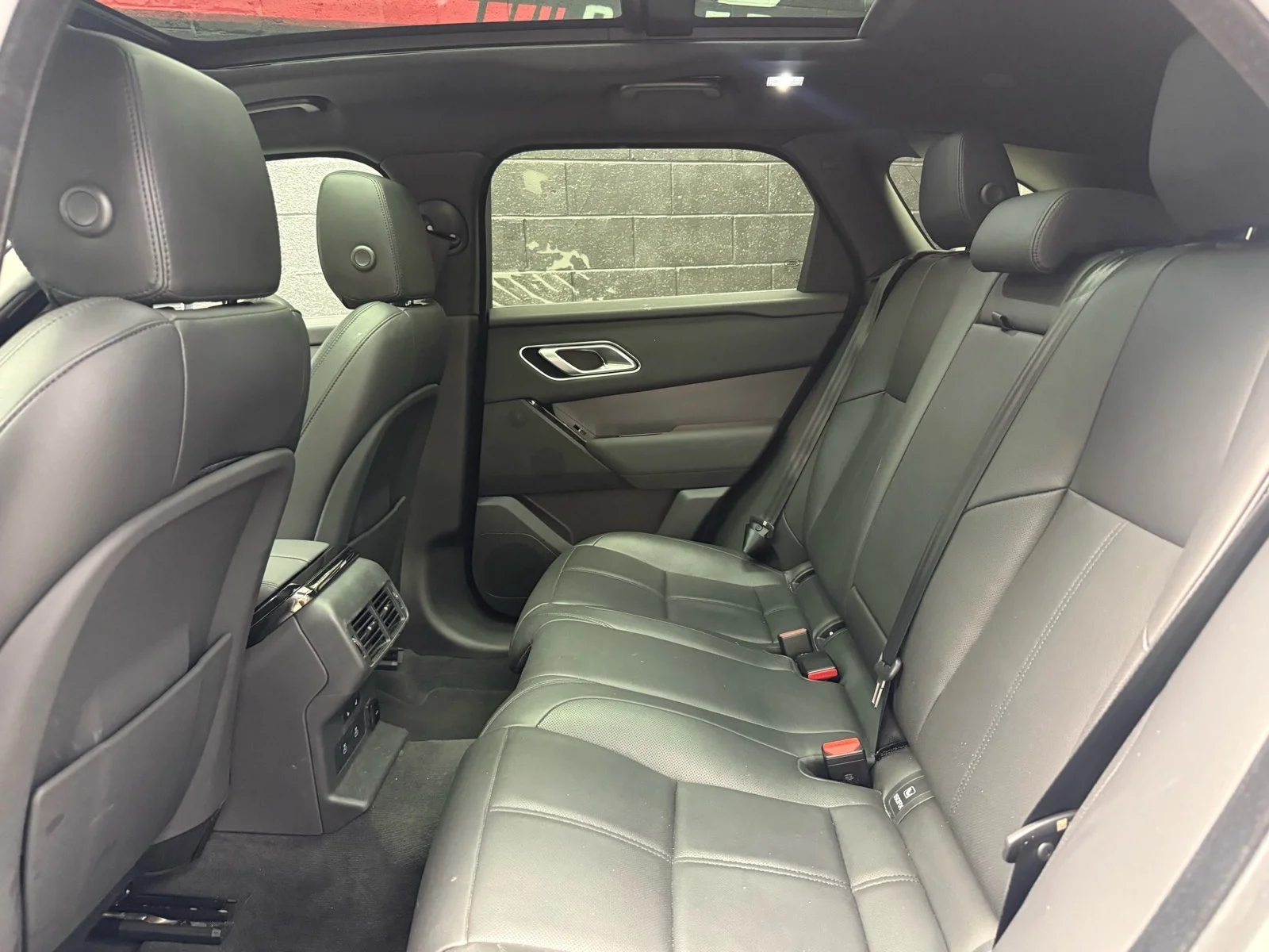 Used 2025 Fuji White (1aa) Land Rover P250 Dynamic SE image 26