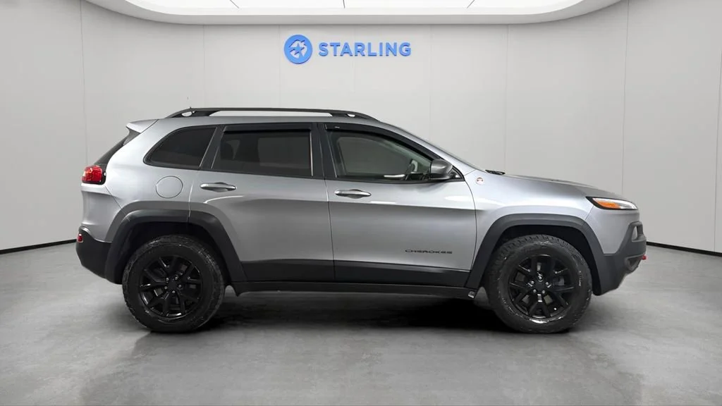Used 2017 Silver Jeep Trailhawk 4x4 image 11