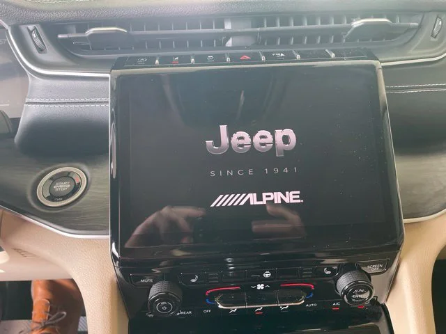Used 2021  Jeep Limited image 27