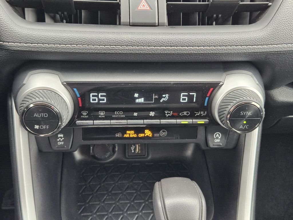 2024 Toyota RAV4 XLE - Photo 13
