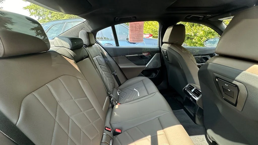 Used 2027 Carbon Black Metallic BMW 530i xDrive image 5