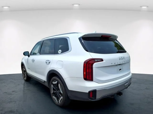 Used 2025 White Kia S image 18