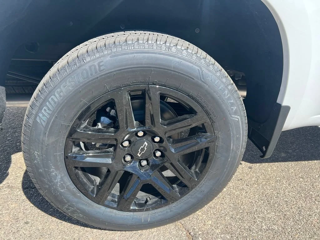 New 2026 Summit White Chevrolet RST image 32