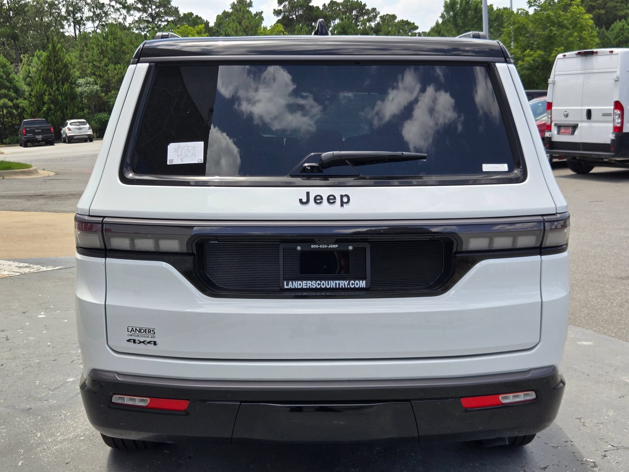 New 2026 Bright White Clear-Coat Exterior Paint Jeep Summit Reserve image 6