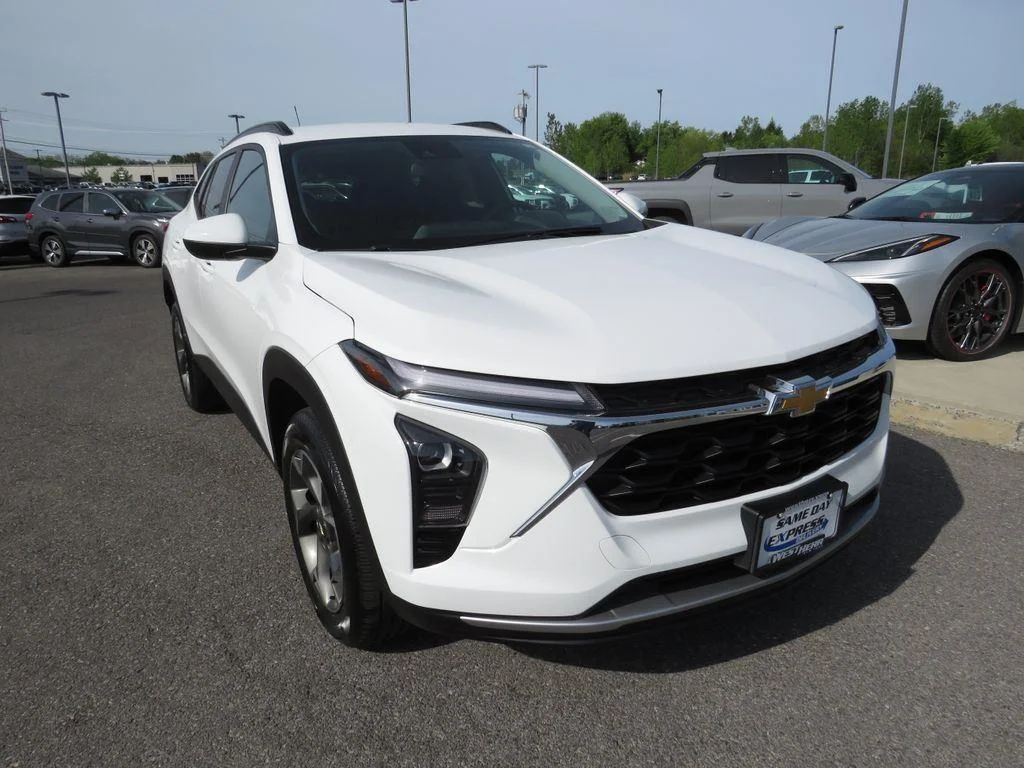 Used 2024 Summit White Chevrolet LT image 3