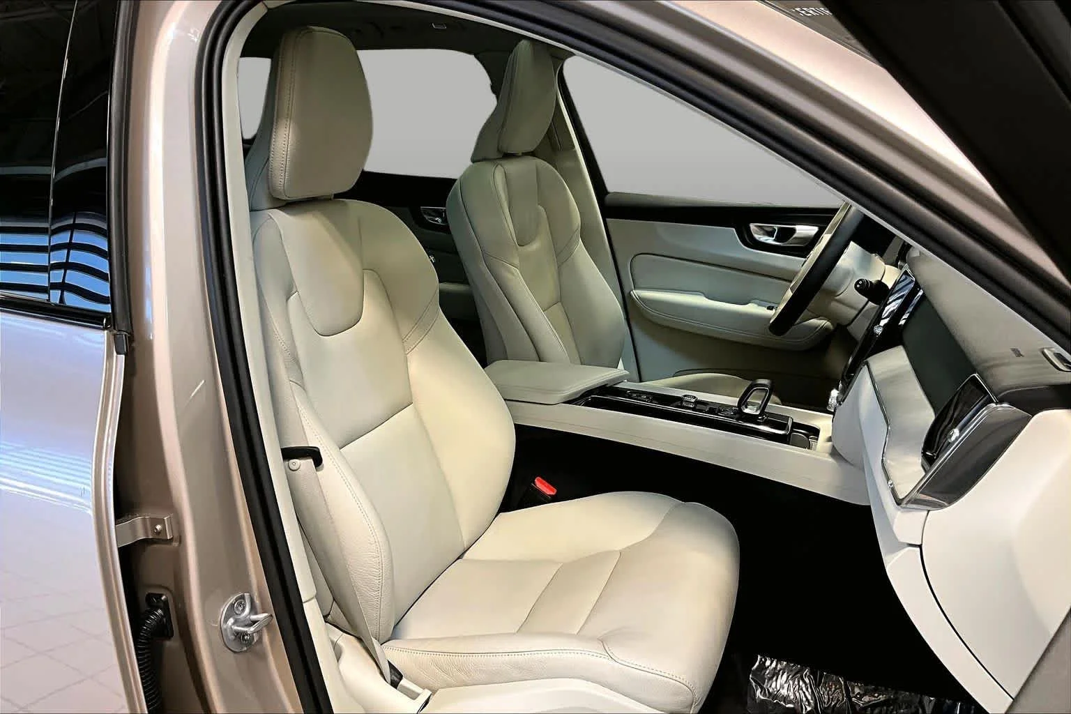 Used 2024 Bright Dusk Metallic Volvo Plus Dark Theme image 8