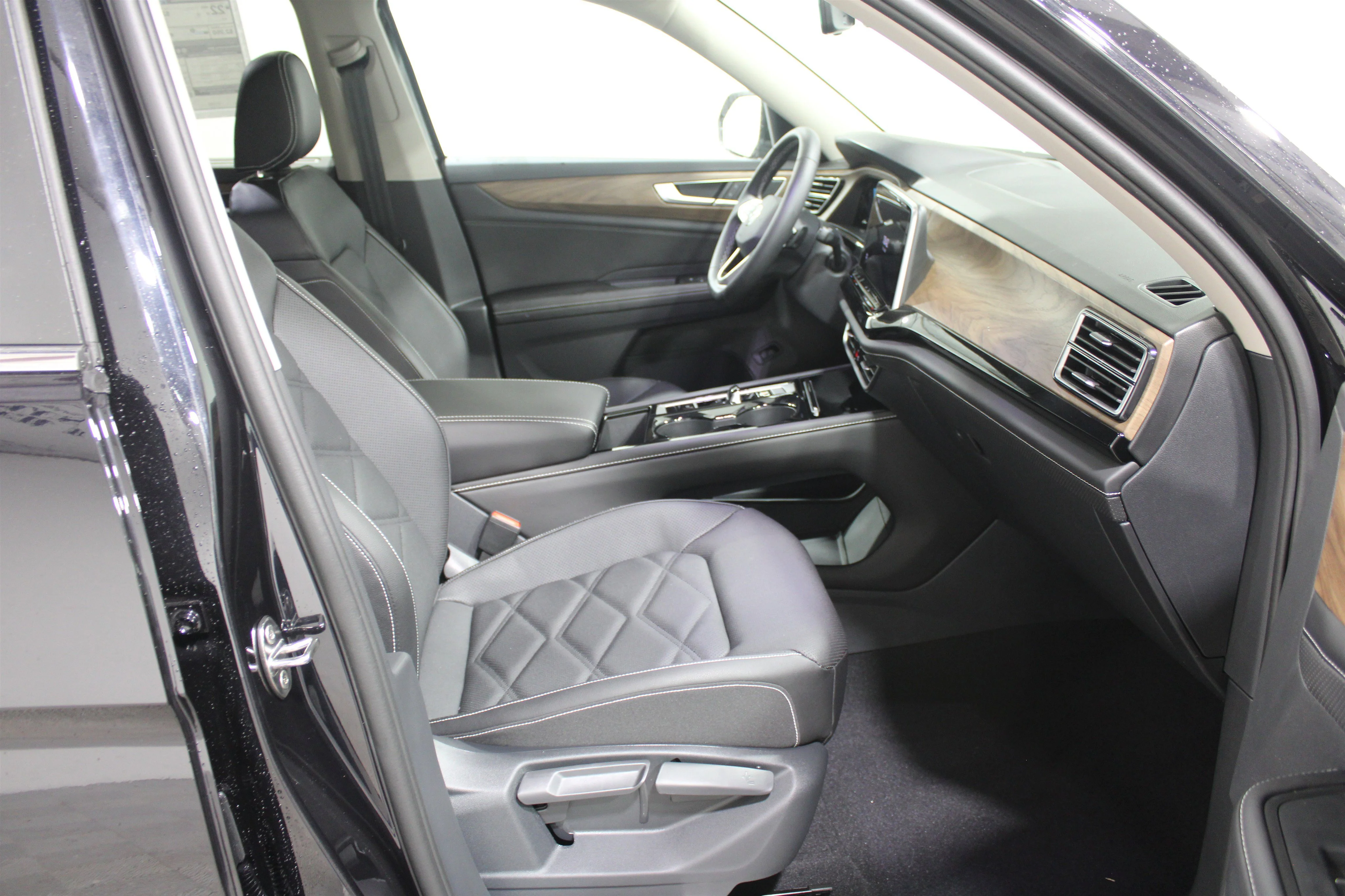 New 2026 Deep Black Pearl Volkswagen 2.0T SE w/Technology image 26