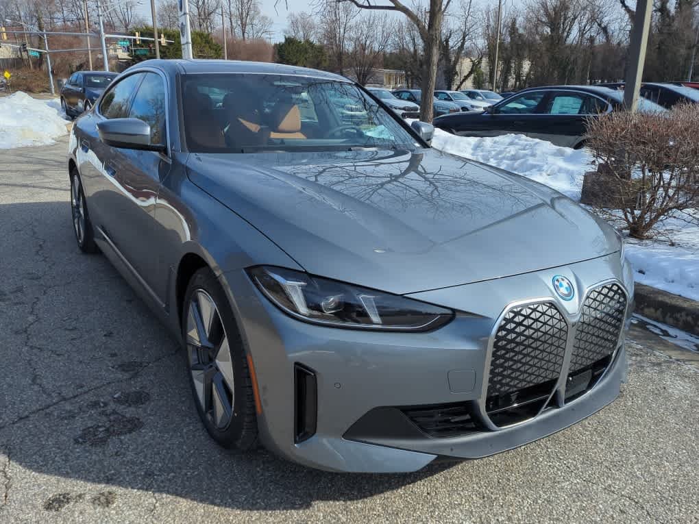 Used 2025 Skyscraper Grey Metallic BMW xDrive40 image 3