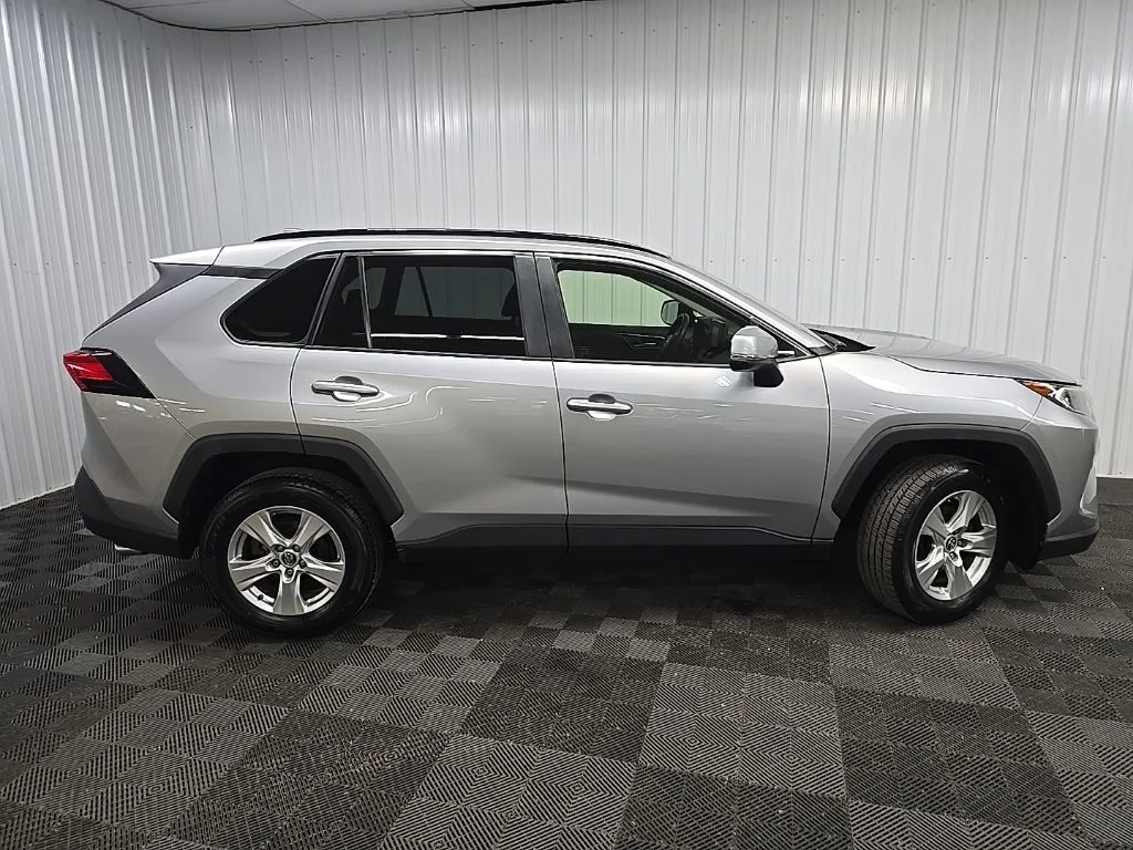 Used 2019 Silver Toyota XLE image 2