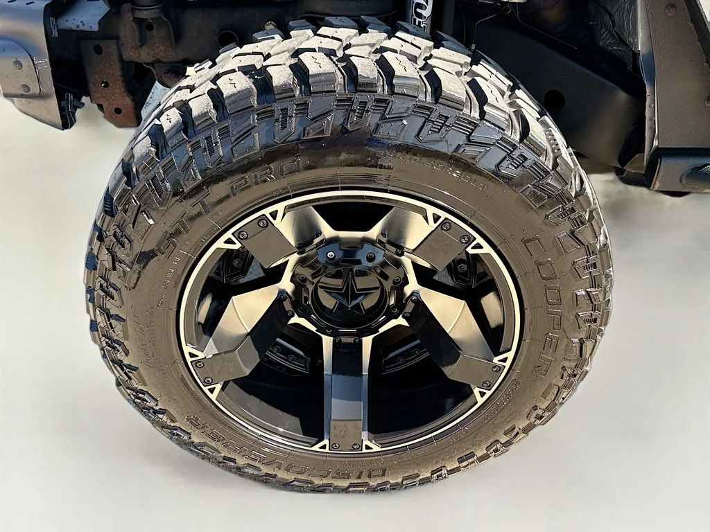 Used 2016 Billet Silver Metallic Clearcoat Jeep Black Bear image 26