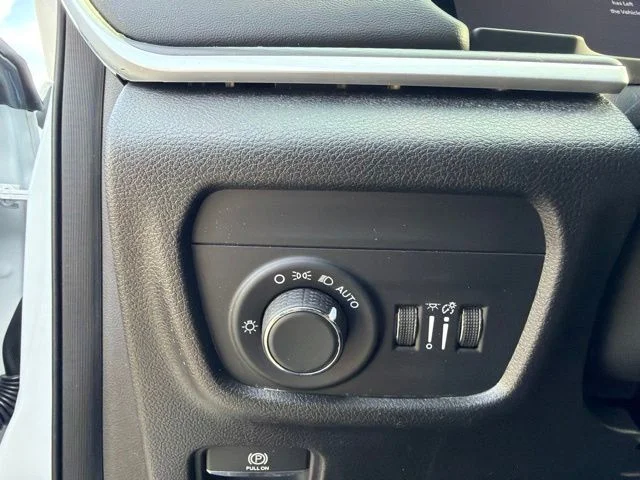 Used 2023 White Jeep Altitude image 18