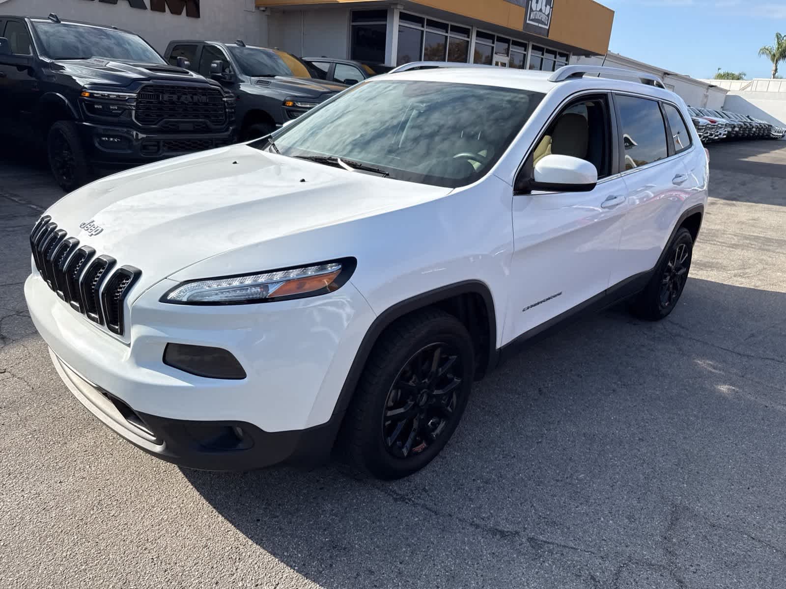 Used 2018 Bright White Clearcoat Jeep Latitude image 18
