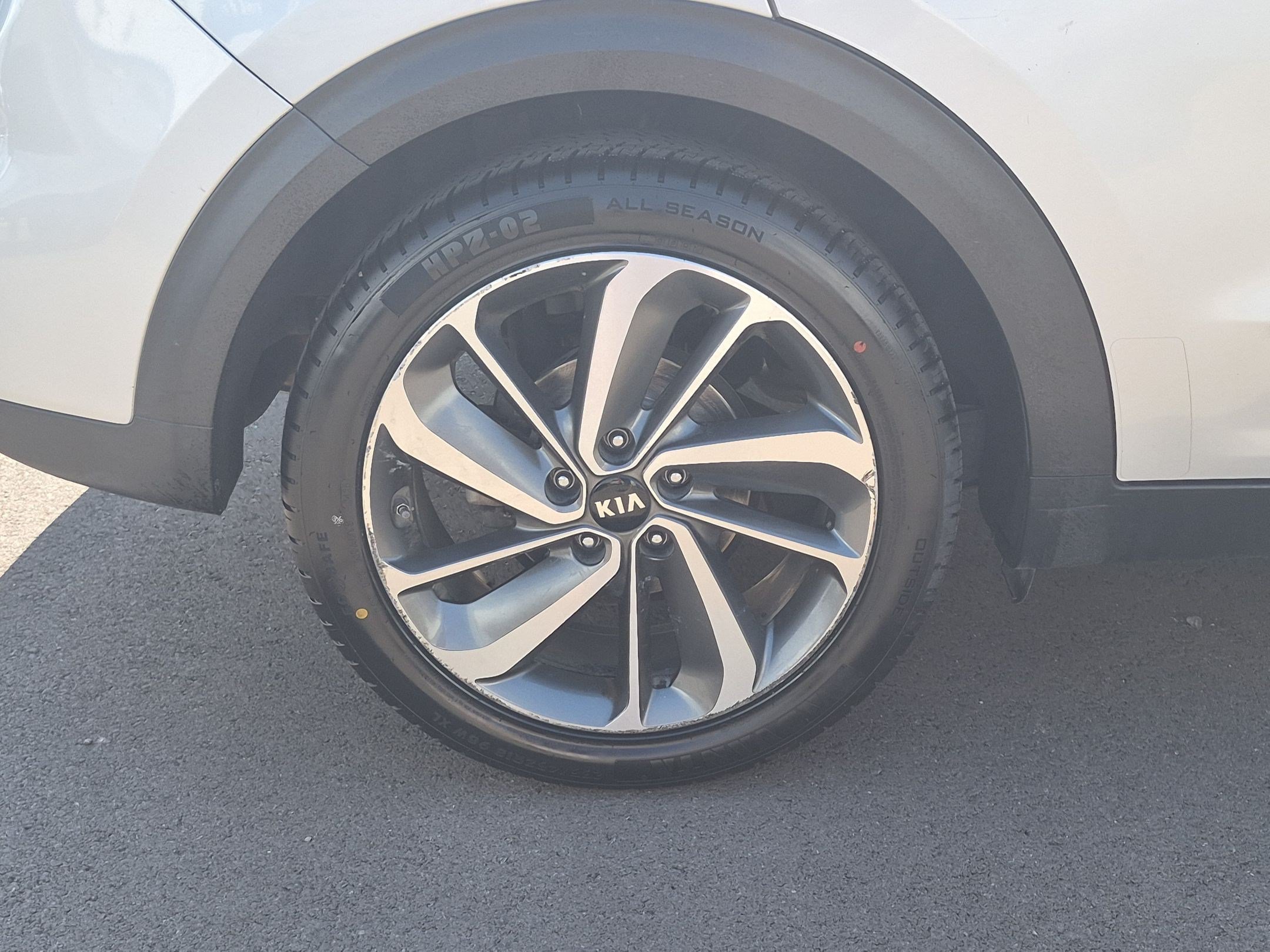 Used 2018 Silky Silver Kia Touring image 12