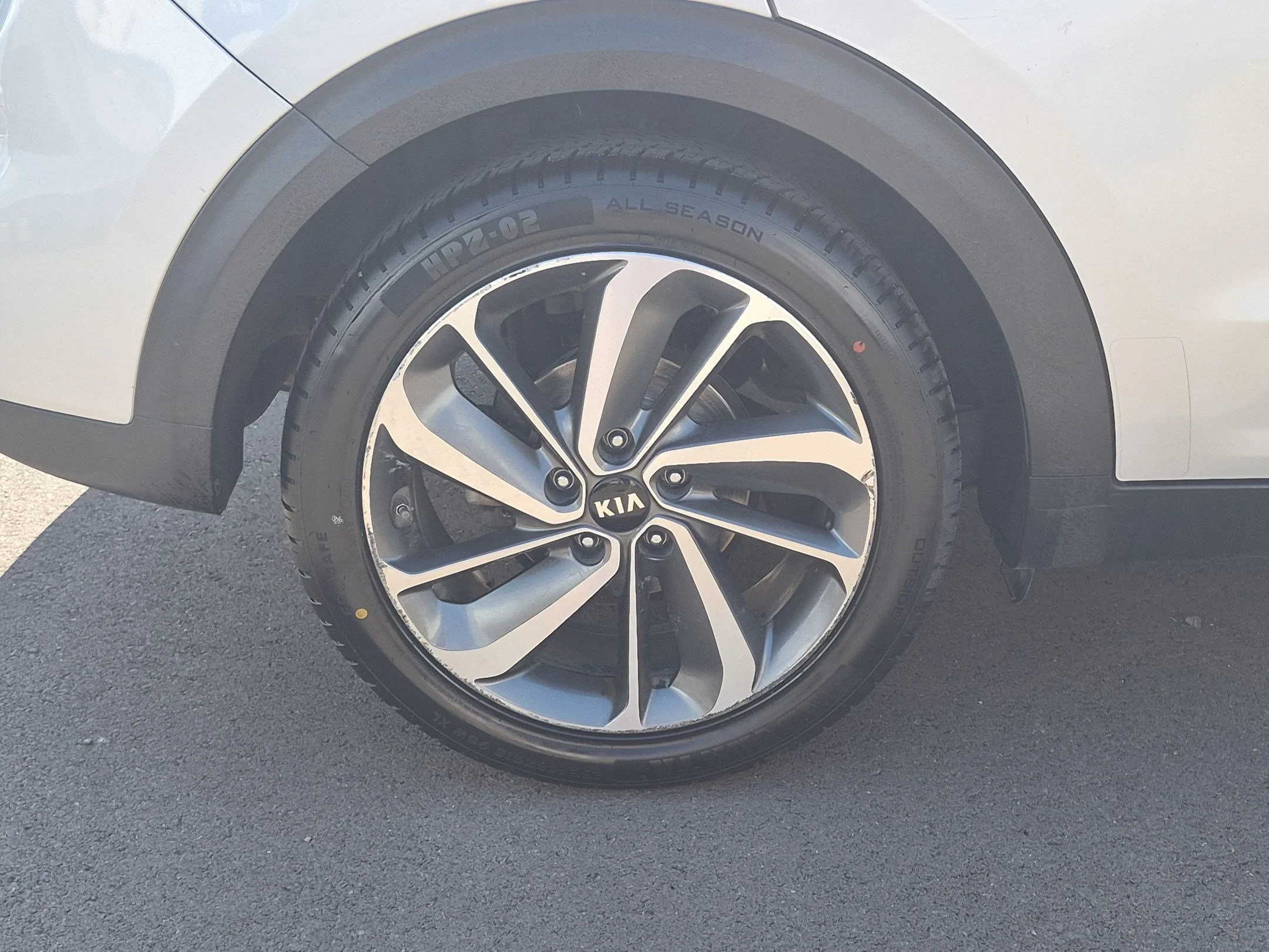 Used 2018 Silky Silver Kia Touring image 12