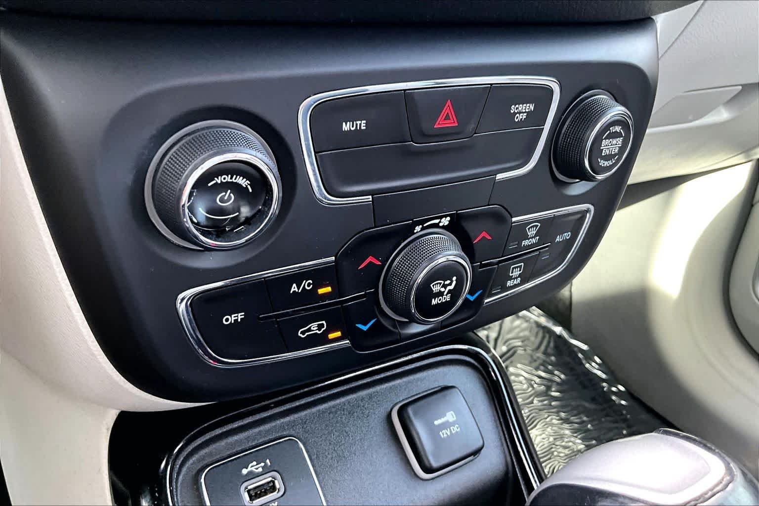 Used 2019 Diamond Black Crystal Pearlcoat Jeep Limited image 31