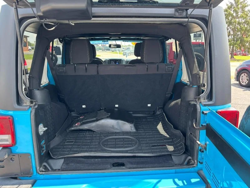 Used 2018 Chief Jeep Sahara image 6