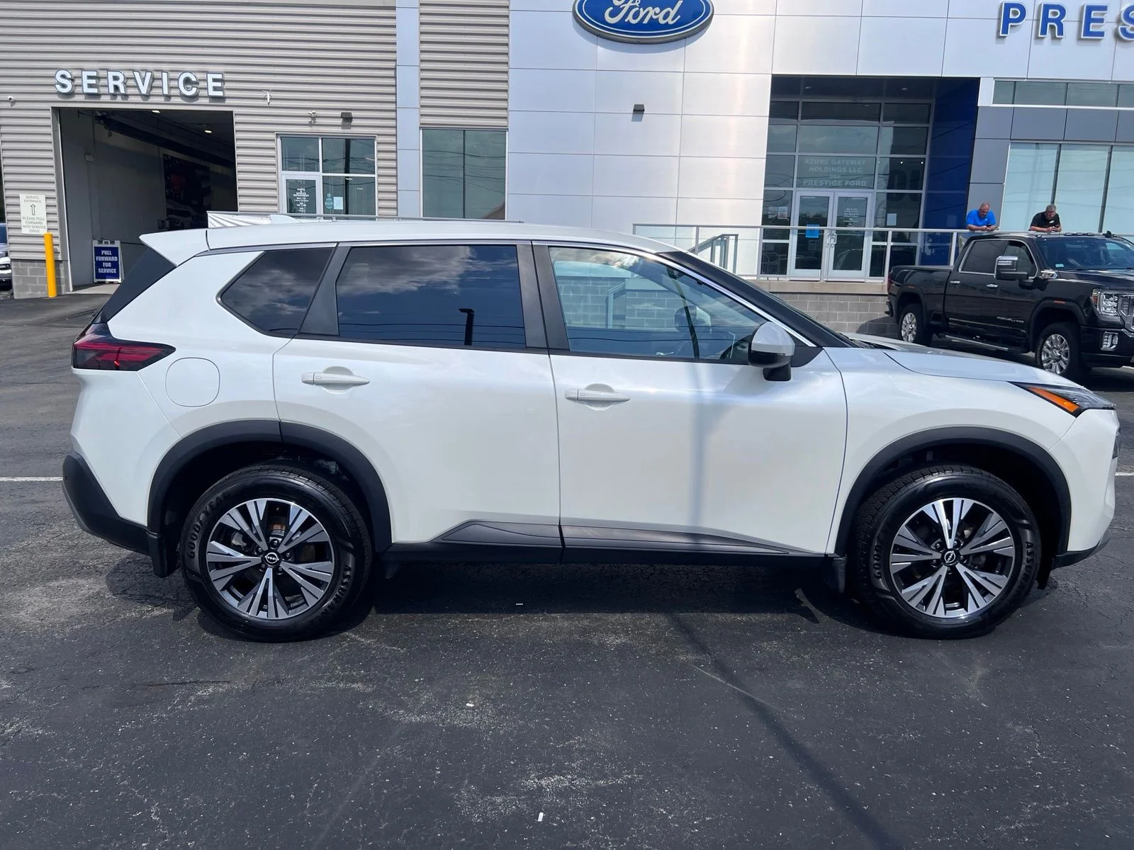 Used 2022 White Nissan SV image 10