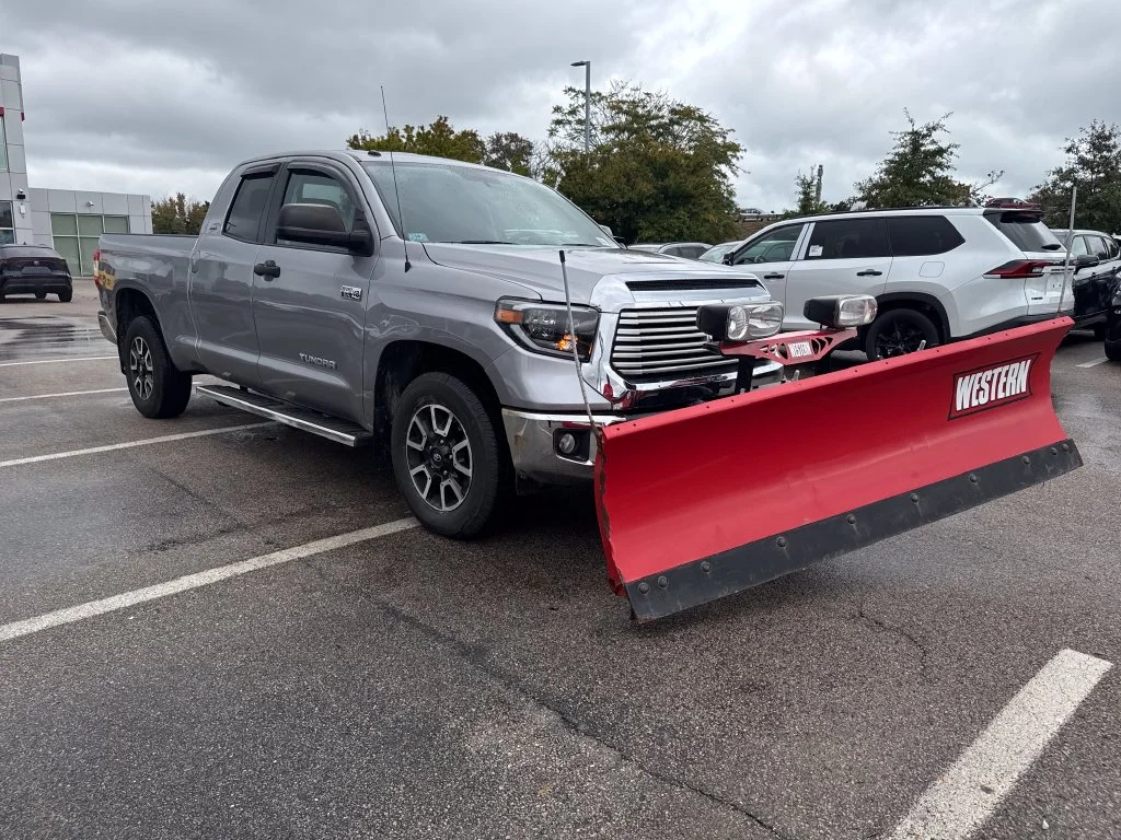 Used 2015 Silver Toyota SR5 image 9