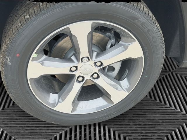 New 2026 Baltic Gray Metallic Clear-Coat Exterior Paint Jeep Limited image 9