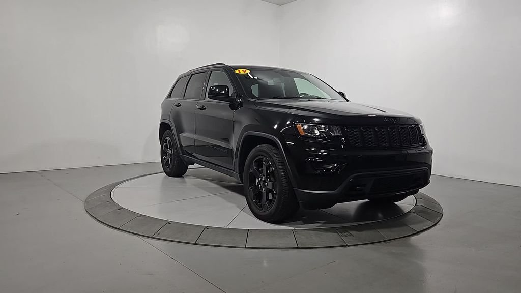 Used 2019 Diamond Black Jeep Laredo image 8