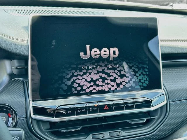 New 2026 Bright White Clearcoat Jeep Latitude image 14