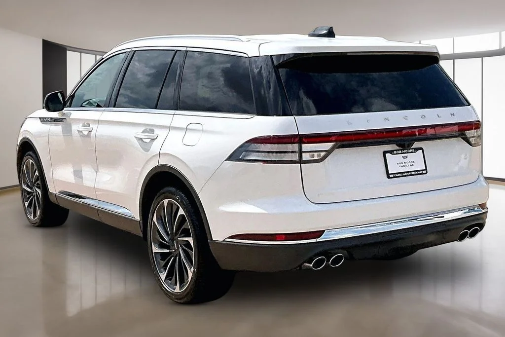 Used 2025 White Lincoln Reserve image 12