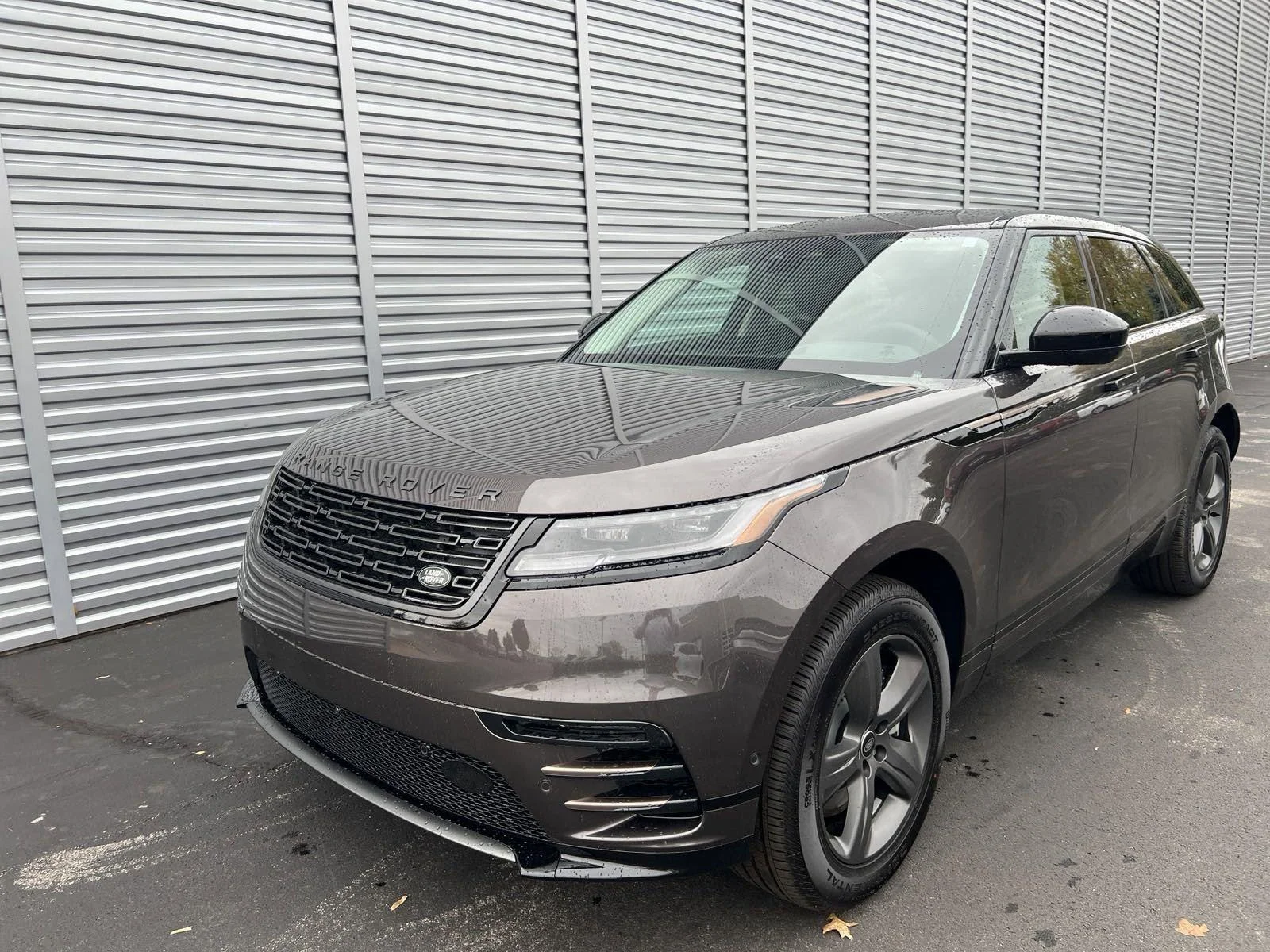 New 2025 Charente Grey Premium Metallic Land Rover Dynamic SE image 1