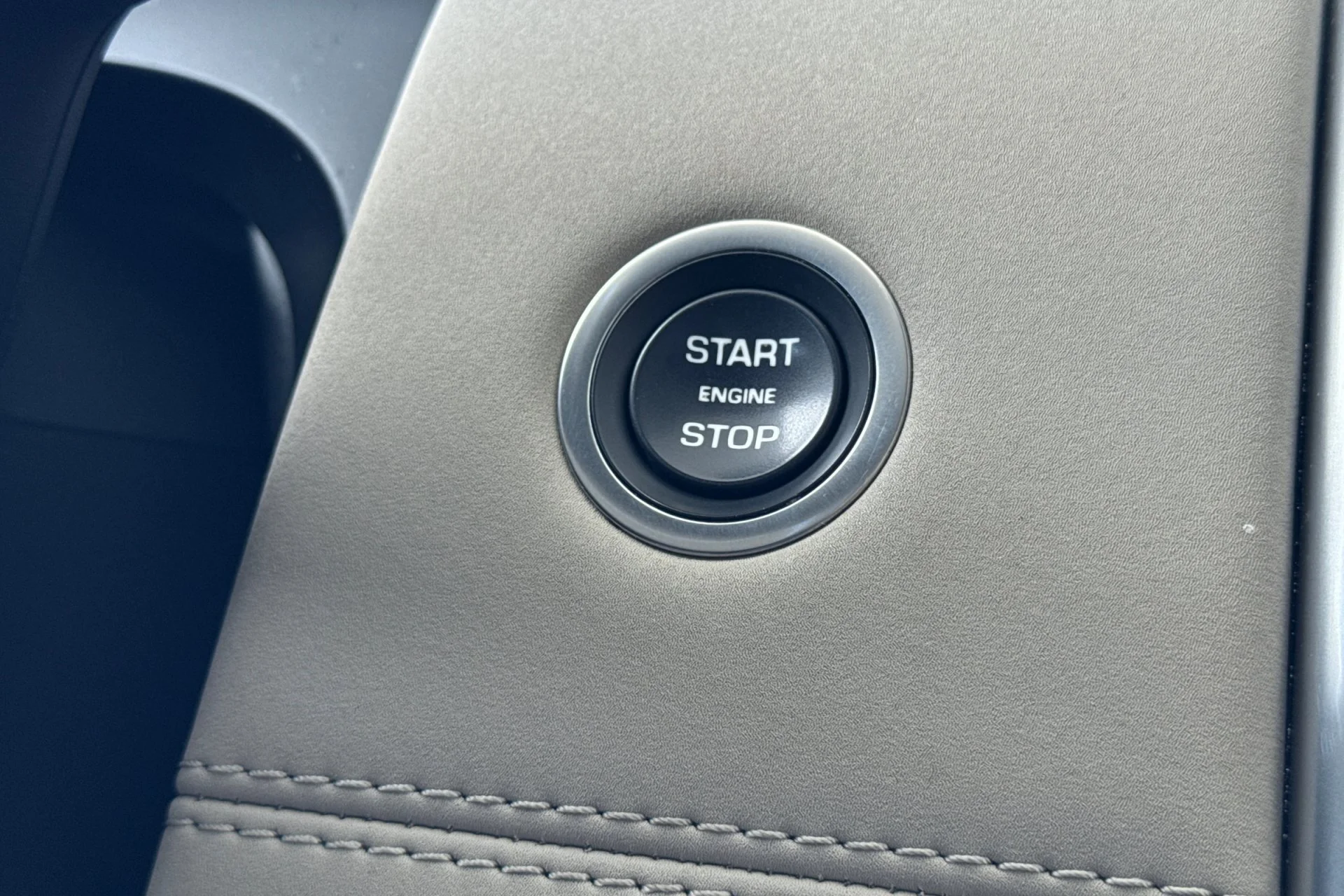 Used 2023 White Land Rover SE image 25