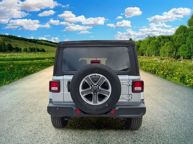 Used 2022 Silver Jeep Unlimited Sahara image 5