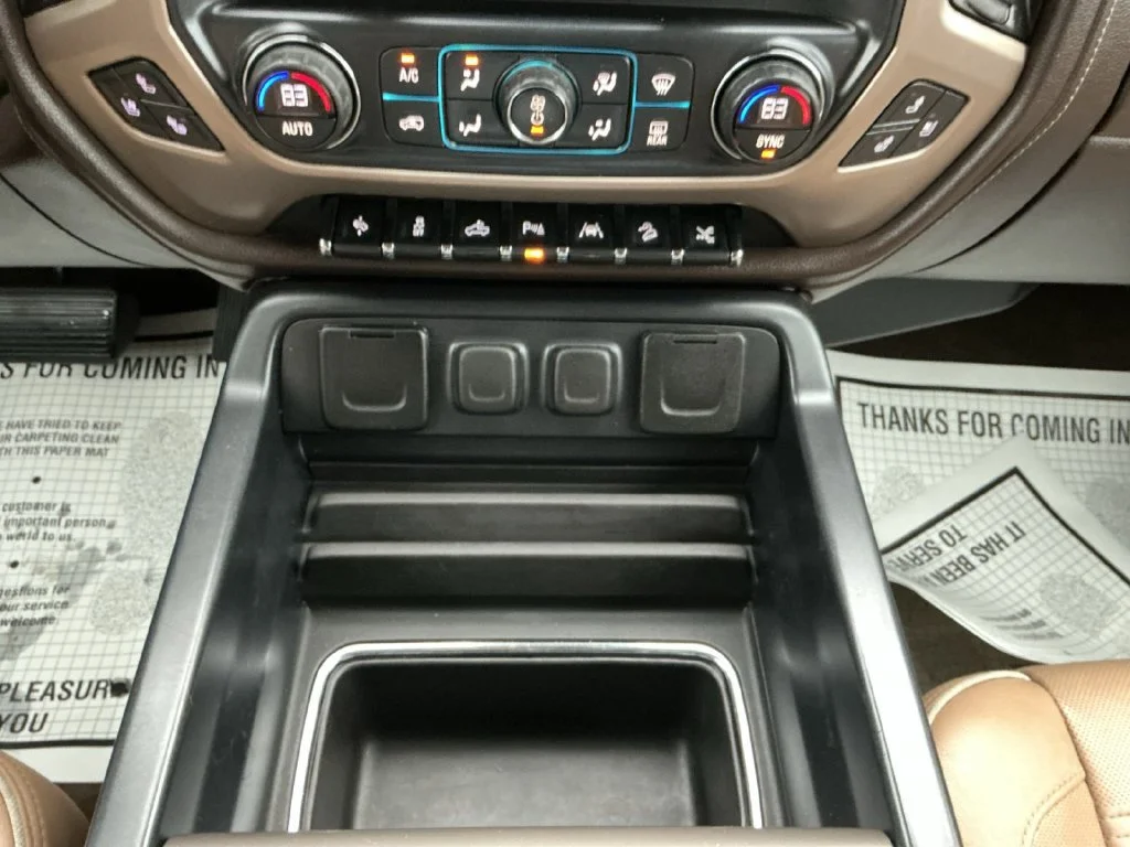 Used 2017 WHITE FROST TRICOAT GMC Denali image 22