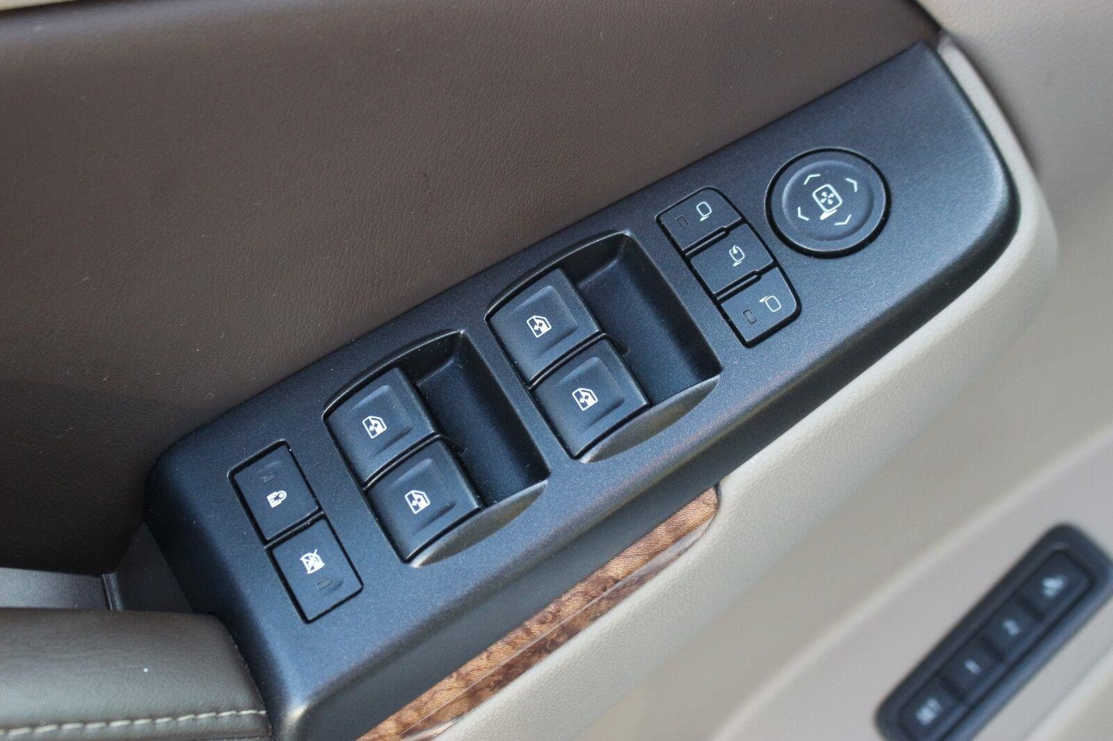 Used 2016 IRIDESCENT PEARL TRICOAT Chevrolet LTZ image 16