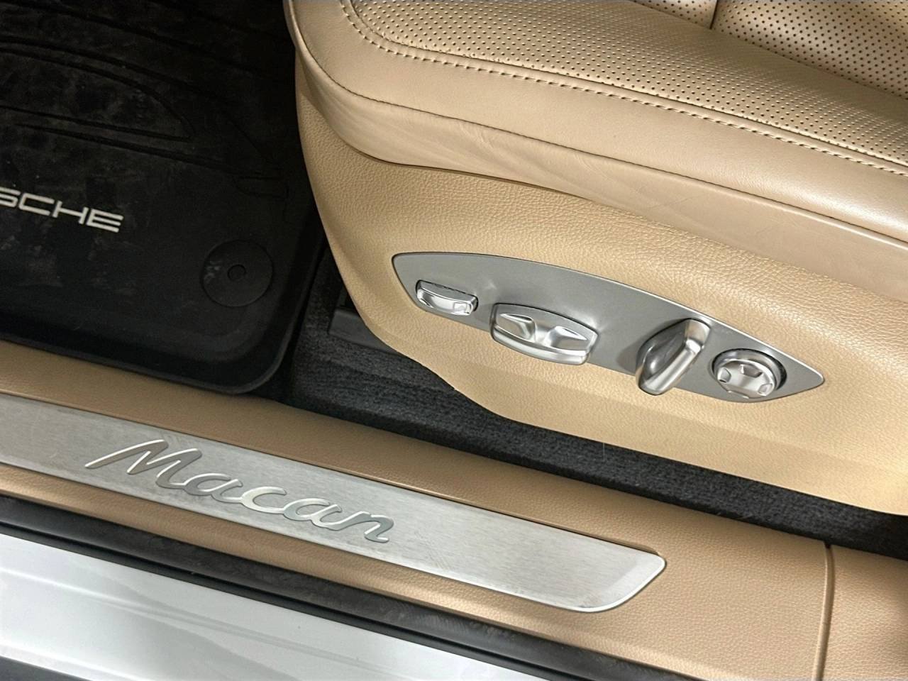 Certified Used 2022 Carrara White Metallic Porsche  image 32
