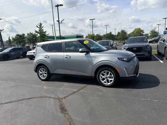 Used 2025  Kia LX image 3