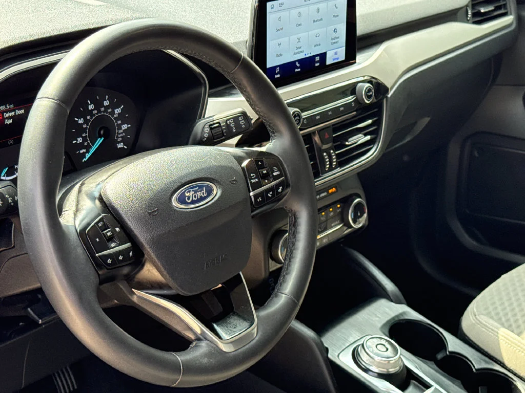 Used 2022 Red Ford SE image 17