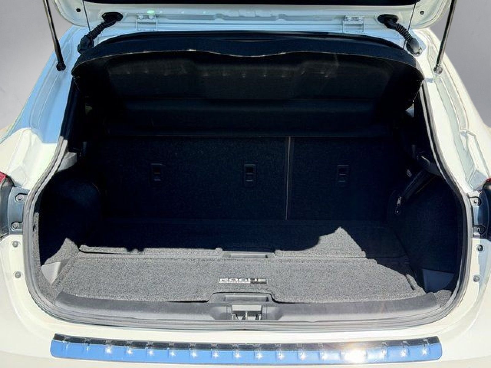 Used 2022 White Nissan SL image 29