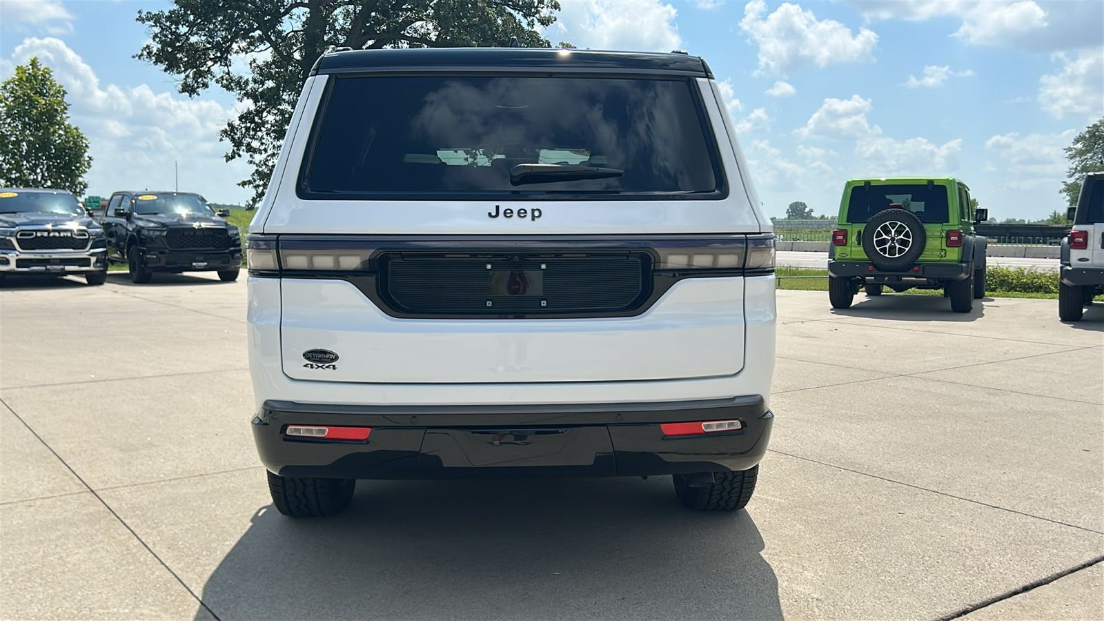 New 2026 Bright White Clear-Coat Exterior Paint Jeep Upland image 5