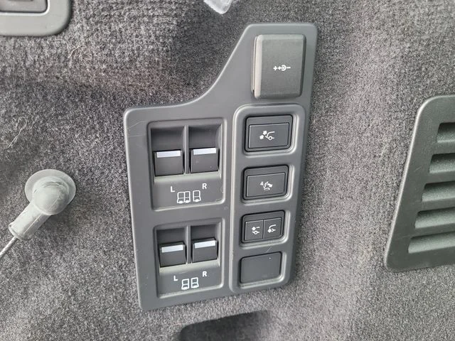 Used 2023 White Land Rover Metropolitan Edition image 13