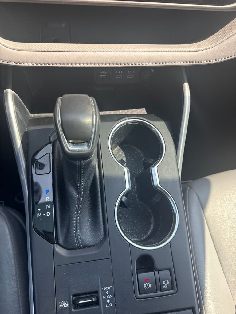 Used 2022  Toyota XLE image 11