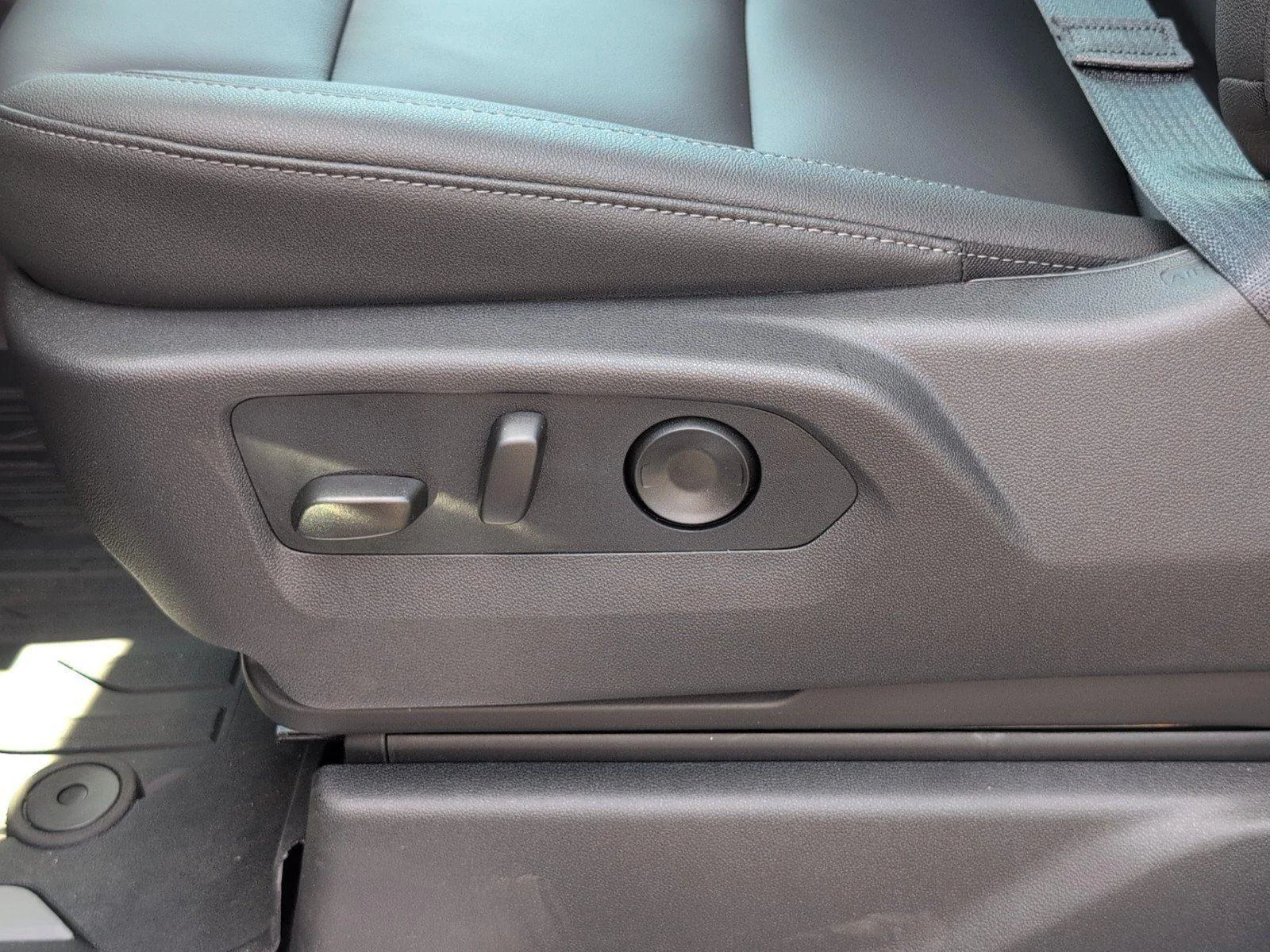 New 2026 Sterling Metallic GMC Elevation image 17