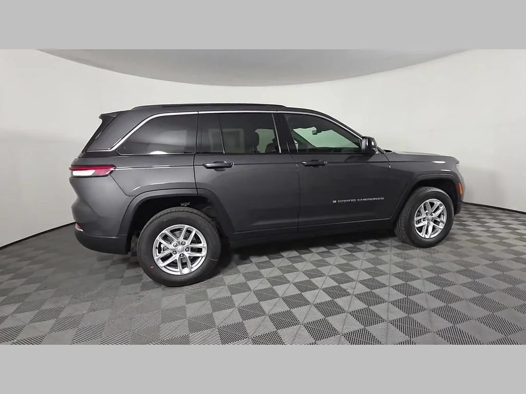 New 2026 Baltic Gray Metallic Clear-Coat Exterior Paint Jeep Laredo image 30