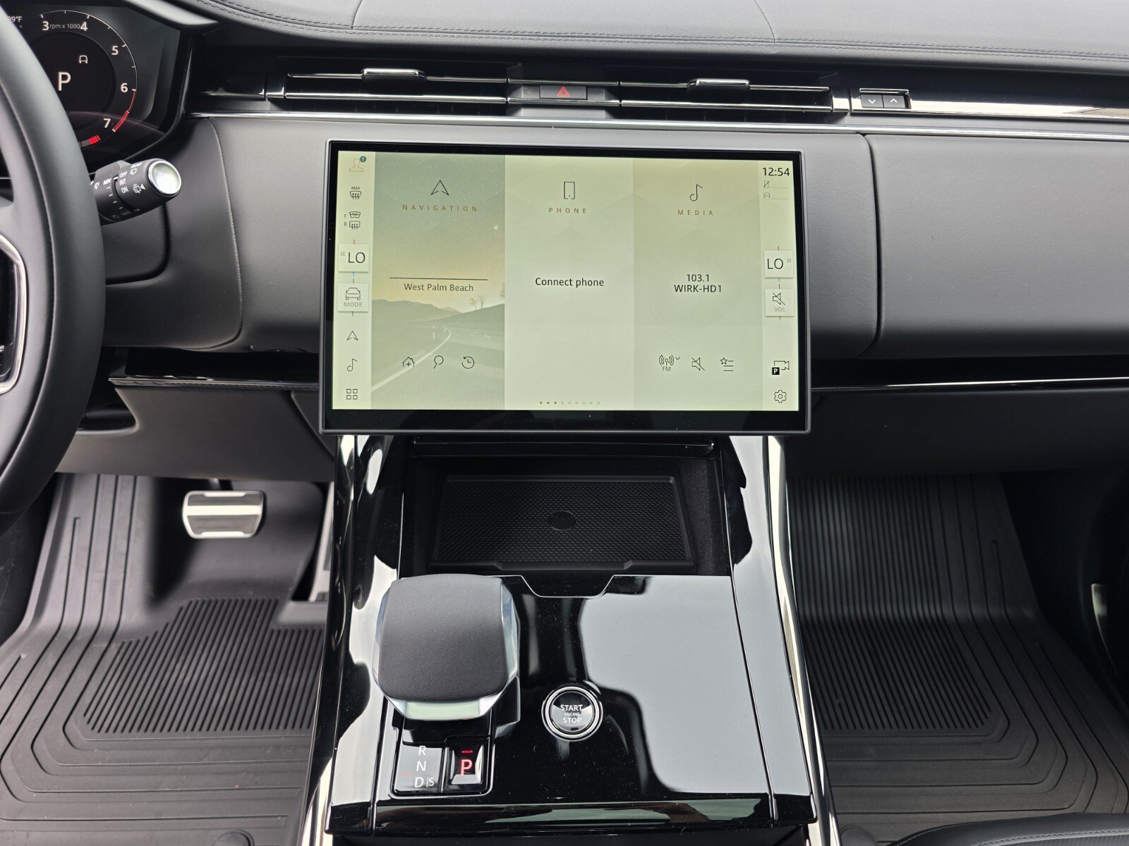 New 2026 Fuji White Land Rover P400 Dynamic SE image 19